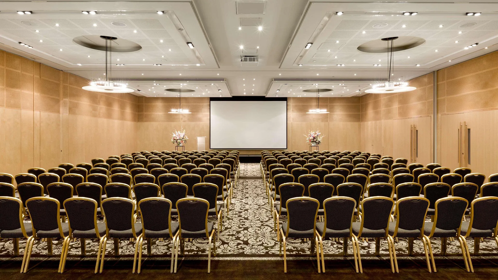 Hilton Amsterdam Hotel 5*,